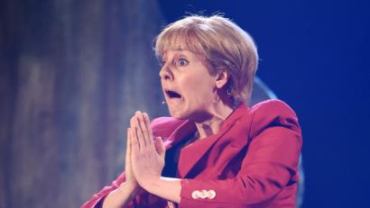 Bild: Tobias Hase
Antonia von Romatowski, deutsche Schauspielerin, bei der Imitation von Angela Merkel. Foto: Tobias Hase/Archiv