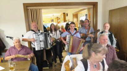 Bild: jzk
Auswendig und quer durch alle Tonarten spielen die Musikanten beim Kemnather Musikantenstammtisch.
