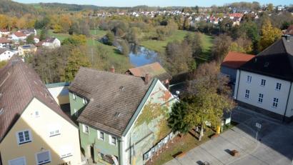 Bild: Gabi Schönberger
Nach dem Kauf des Trommer-Anwesens neben der "Löwen"-Apotheke will die Stadt das Gelände am Ende des Stadtplatzes neu gestalten. Dafür wird Anfang kommenden Jahres ein Architektenwettbewerb ausgeschrieben.