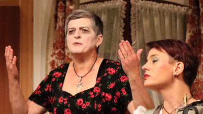 Bild: Lukas Lanzendörfer/exb
Die Geist-Wirtin (links) alias Anita Raschke.