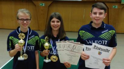 Bild: wdb
Sabine Näger, Sophia Ziegler und Aaron Burkart (von links) schlugen sich bei den Bezirksmeisterschaften der Jugend hervorragend.