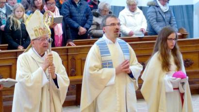 Bild: njn
In der Altöttinger Basilika feierten die Erbendorf mit Bischof em. Wilhelm Schraml (links) einen Gottesdienst. Mit auf dem Bild Pfarrer Martin Besold (zweiter von links).