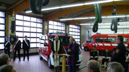 Bild: kgg
Segnung des neuen Mannschaftstransportwagens der Freiwilligen Feuerwehr Waldsassen mit Diakon Fritz Lieb und Pfarrvikar Markus Hochheimer.