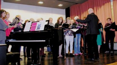 Bild: ld
Bekannte und beliebt Stücke aus Rock und Pop trug der Kammerchor unter der Leitung von Helmut Burkhardt vor. Der zweite Teil nach der Pause galt ausschließlich Liedern der Gruppe ABBA.