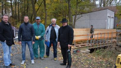 Bild: jr
An der Brückenbaustelle trafen sich (von links) Planer Karsten Uhlig, Thomas Grillmeier (Bauamtsleiter VG Mitterteich), Polier Thomas Noak, Bauleiter Klaus Kühnel und Bürgermeister Johann Burger.