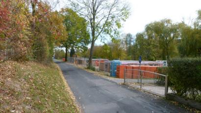 Bild: rn
Der Wasser- und Kanalanschluss für zwei neue Einfamilienhäuser bedingt ab 5. November eine Vollsperrung des schmalen Sommerleitenwegs.