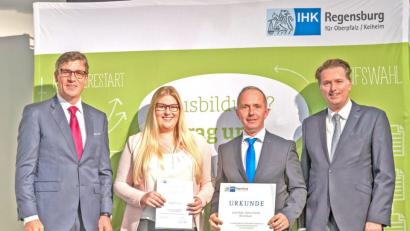 Bild: Fotoagentur Altro
Nach der Urkundenübergabe freuen sich (von links) IHK-Präsident Michael Matt, Tamara Schaffner, Geschäftsführer Horst Linn (Linn High Therm GmbH) und IHK-Hauptgeschäftsführer Jürgen Helmes.
