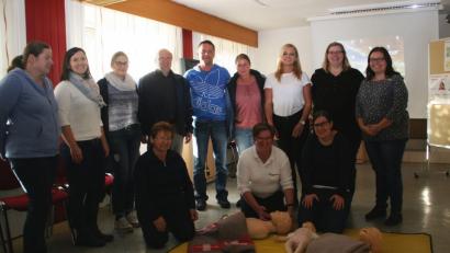 Bild: wro
"Erste Hilfe am Kind" ist ein BRK-Kurs, der von Doris Gurdan (kniend, Bildmitte) geleitet wird. Mit dabei Kinderärztin Meike Hofmann (kniend rechts).