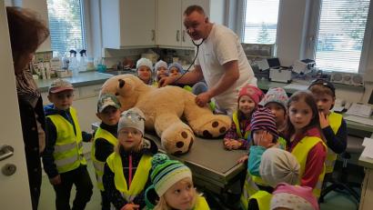 Bild: gi
Besorgt verfolgten die Kinder die Behandlung der Tiere durch den Arzt und waren froh, dass sie nicht operiert werden mussten.