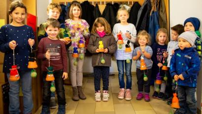 Bild: exb
Stolz zeigen die Kinder ihre selbst verzierten Futterglocken.
