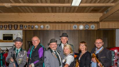 Bild: fjo
Johannes Zeug, Ewald Zetzl, Rudolf Grundler senior und Josef Spitzner (von links) folgten ebenso, wie Markus Bauriedl und Margit Kirzinger (von rechts) mit Freuden der Einladung von Hildegard Werner zur Eröffnung der Marktmeisterschaft.