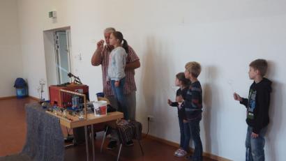 Bild: gz
Eine kleine Kugel mit dem Glasbläser Wolfgang Sinne formen durften Franziska von der 1., Thomas von der 2., Adrian von der 3. und Annalena von der 4. Klasse.