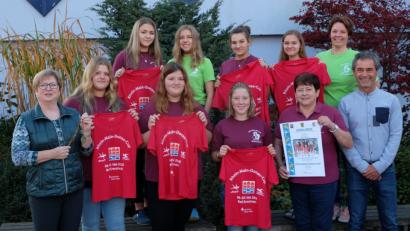 Bild: exb
Das Mädchen-Schwimmteam III der Mittelschule Mitterteich mit Rektorin Gisela Kastner (links), Schulamtsdirektor Rudolf Kunz und Trainerin Brigitte Pfennig (von rechts) sowie Lehrerin Tanja Zeus (hinten rechts).