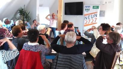 Bild: fvo
Petra Pößl (stehend) macht mit den interessierten Teilnehmern Augentraining.