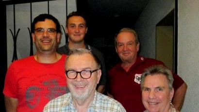 Bild: le
Ein Erfolg ist der Preisschafkopf des 1. FCN-Fanclubs für Organisatoren und Gewinner. Vorne, von links: Gerhard Wittmann und Heidi Strobel. Hinten, von links: Günter Land, Simon Schaller und Peter Späth.