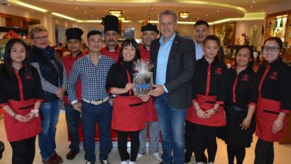 Bild: jr
Mit einem Stadtwappen gratulierte Bürgermeister Roland Grillmeier (Fünfter von rechts) Inhaberin Kutzer Trinh (links neben ihm) zur Neueröffnung von Loan's Asia Restaurant im Gewerbegebiet Birkigt. Mit im Bild Edith Weiß (Zweite von links) von der Kulmbacher Brauerei sowie die Mitarbeiter des Restaurants.