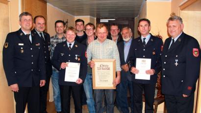 Bild: boj
Die Ehrung verdienter Mitglieder der Feuerwehr Niedermurach war für alle ein Grund zur Freude. Von links: Kreisbrandmeister Christian Weinfurtner, Kommandant Gerhard Fleck, Stephan Böhm, Sandro Kramer, David Niederalt, Martin Prey jun., Ehrenmitglied Konrad Fröhler, Bürgermeister Martin Prey, Altbürgermeister Rainer Eiser, Markus Lingl und Vorsitzender Reinhard Höhbauer.