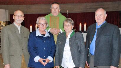 Bild: sche
Bei einem Gottesdienst für 50 Jahre Ehe gedankt (von links): Dieter und Pia Ringelhan sowie Hildegard und Konrad Rubenbauer mit Pfarrer Eduard Kroher (hinten).