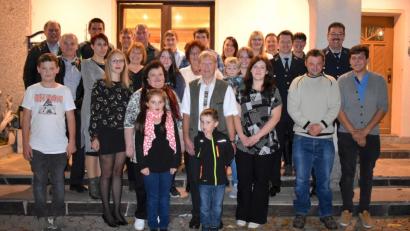 Bild: exb
Familie, Freunde und Vereinsvertreter gratulieren Richard Prechtl (Mitte mit Frau Anni) zum 70. Geburtstag.