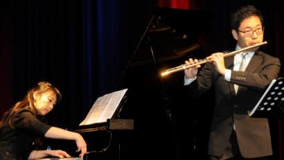 Bild: Stephan Huber
Das Ensemble Lunata, bestehend aus Takako Ono (Klavier, Komposition, Arrangement) und Hironaru Saito (Quer-, Piccolo-, Kontrabassflöte), eröffnet in eindrucksvoller Weise die Capriccio-Reihe im Musikomm.