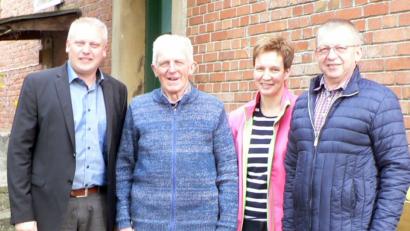 Bild: lep
Kaspar Schwindl (Zweiter von links) freut sich an seinem 85. Geburtstag unter anderem über die Glückwünsche von Bürgermeister Jürgen Kürzinger (links) sowie seines Neffen Hermann Meier und dessen Ehefrau Anita (von rechts). Auch Vertreter der Pfarrei und der Feuerwehr Heinersreuth gratulieren dem gebürtigen Lenkenreuther.