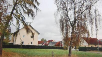 Bild: kro
Karl Berr moniert, dass an der Pleierstraße (Bild) ein Mehrfamilienhaus für sechs Parteien gebaut werden soll. Deshalb lehnt er die Aufhebung des Bebauungsplans ab.