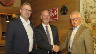 Bild: Hirsch
CSU-Fraktionsvorsitzender Walter Spirk (rechts) und Kreisvorsitzender Alexander Flierl (links) gratulierten Georg Hoffmann (Mitte) zur Nominierung als Bürgermeisterkandidat in Bodenwöhr.