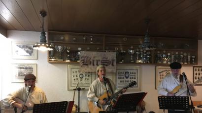 Bild: exb
Steffi Hoyer, Birgit Merbald und Udo Baldewein spielen irische Songs im Sportheim in Pressath.