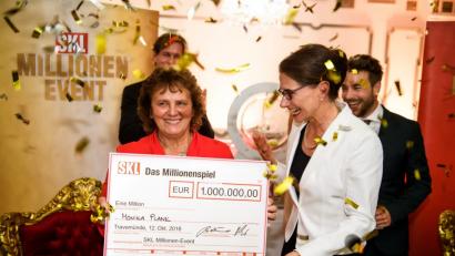 Bild: GKL/Willi Weber
Bettina Rothärmel (rechts), Vorständin Marketing & Vertrieb der Gemeinsame Klassenlotterie der Länder (GKL), überreicht Monika Plank den Scheck über eine Million Euro.