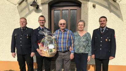 Bild: exb
Eine Abordnung der Feuerwehr Ellenfeld gratulierte Siegfried Flogaus zum 75. Geburtstag. Im Bild (von links): Kassier Mathias Fehr, Vorstand Markus Gmeiner, Siegfried Flogaus und Ehefrau Dorothea sowie 2. Kommandant Wolfgang Lindner.