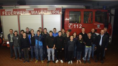 Bild: fla
Stolz auf die Leistung der jungen Feuerwehrler sind nicht nur die Kommandanten. Auch Prüfer Kreisbrandmeister Matthias Schmidt (Zweiter von rechts) hat viele lobende Worte.