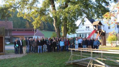 Bild: rpp
Die Begehung anlässlich der Dorfsanierung in Löschwitz stößt auf großes Interesse. . Auch Gäste aus Kaibitz sind anwesend.