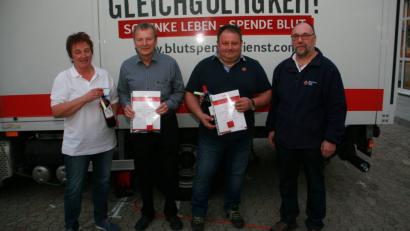 Bild: wro
125 Mal spendete Alois Konz (Zweiter von links), 25 Mal Robert Wolfrum (Zweiter von rechts) Blut. Cornelia Klarner (links) und Richard Meierl (rechts) vom Wiesauer BRK sagen dafür Dankeschön. Auf dem Bild fehlt Benjamin Bächer (25 Mal).