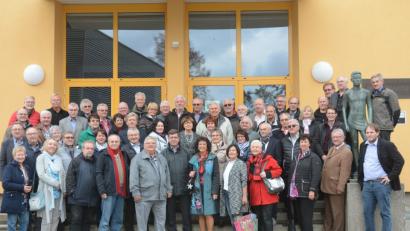 Bild: Gabi Schönberger
Nach 50 Jahren wieder ein Gruppenfoto am Haupteingang der Realschule, dann ging es zum geselligen Beisammensein ins "Weiße Rößl".