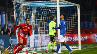 Bild: Jahn Regensburg
Hamadi Al Ghaddioui kann's selbst kaum glauben: In letzter Minute rettet er mit seinem ersten Zweitligator den Punkt für Regensburg.