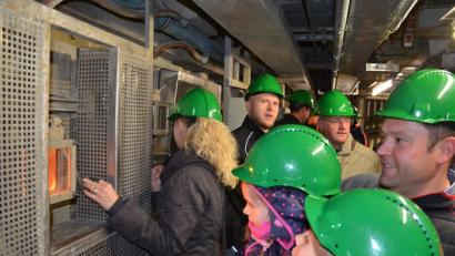 Bild: exb
Der Blick in die lodernden Flammen in den Müllöfen gehört für die Gäste immer zu den Höhepunkten der Kraftwerkstour.