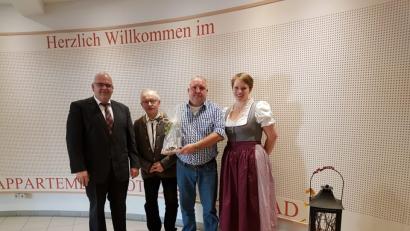 Bild: enz
Seit 25 Jahren kommt Bernd Pfeffer (Zweiter von rechts) aus Haßloch nach Neualbenreuth. Für seine Treue dankten ihm Bürgermeister Klaus Meyer, Geschäftsführer Ernst Schöppl sowie Juliane Holub vom Adamhof (von links).