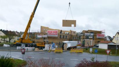 Bild: rn
Stück für Stück wachsen die beiden Mehrfamilienhäuser am Beginn der Steinäcker-Siedlung in die Höhe. Ein Kran bringt die Fertigteile an Ort und Stelle. Dafür ist die Zufahrt zum Wohngebiet halbseitig, zeitweise sogar komplett gesperrt.