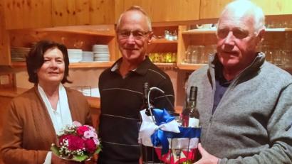 Bild: sm
Abteilungsleiter Reinhold Kindl (Mitte) ehrt Magdalena und Ottmar Joachimstaler für ihr jahrzehntelanges Engagement im Ehrenamt beim Tennisclub.