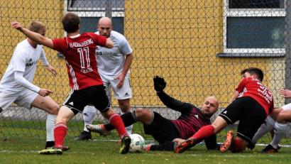 Bild: btg
Da brannte es lichterloh im Weidener Strafraum: Doch am Ende verteidigten Dennis Paulus, Thomas Wildenauer, Torwart Matthias Götz und Florian Rupprecht (von links, weiße Trikots) gegen Hauzenbergs Spielertrainer Alexander Geiger (Nummer elf, rotes Trikot) und Manuel Mader mit Glück und Geschick das Tor der SpVgg SV.