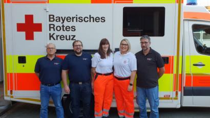 Bild: exb
Mit den beiden frischgebackenen Notfallsanitäterinnen Christina Raab (Mitte) und Christina Weiß (Zweite von rechts) freuen sich die Praxisanleiter Armin Troglauer, Stephan Hirsch (von links) und Joachim Lösch.