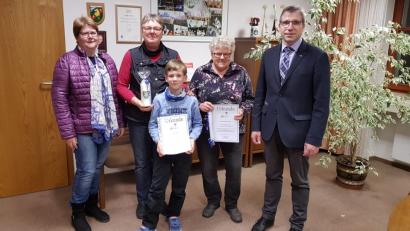 Bild: gi
Annemarie Wagner (Zweite von rechts) konnte Bürgermeister Hermann Ach zum 40. Aufenthalt und Petra Karl (Zweite von links) zum 15. Aufenthalt ehren. Begleitet wurden sie zur Ehrung von Gastgeberin Heidi Wittmann.