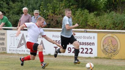 Bild: Rudi Gebert
An Allerheiligen steigt in Wiesau das Stiftlandderby zwischen der SpVgg und den Sportfreunden Kondrau. Das Hinspiel entschieden die Kondrauer (rechts Tobias Weig) klar mit 5:0 für sich. Links der Wiesauer Daniel Kißwetter.