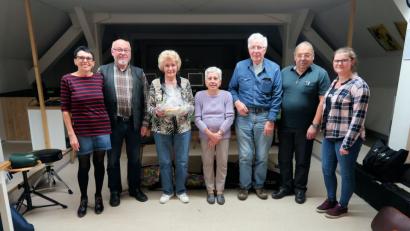 Bild: bsc
Respektable Ergebnisse und echte Kameradschaft kennzeichnen den Auftakt der Steinwaldrunde 2018/19 der Seniorenschützen. Sieglinde Bumke (Dritte von links) sichert sich mit einem 10,6-Teiler den Gesamtsieg vor Barbara Zimmerer (Mitte), Peter Bumke (Dritter von rechts) und Norbert Zimmerer (Zweiter von rechts). Zweite Rundenwettkampfleiterin Elena Schlicht (rechts) und Schützenmeisterin Edeltraud Kaßeckert (links) gratulieren.