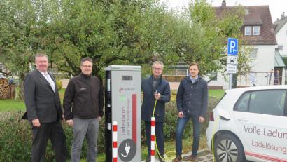 Bild: jzk
Michael Lingg, Roland Sächerl, Bürgermeister Werner Nickl und Christian Vogler (von links) nehmen die ersten Ladestation für Elektroautos in Kemnath in Betrieb. Weitere E-Ladestationen sind geplant, verrät Nickl.