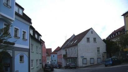 Bild: bjp
Das helle Haus Reinwaldstraße 2 (rechte Häuserreihe Vordergrund) bleibt stehen, die beiden unterhalb stehenden Häuser werden weichen: Konturen nimmt die Planung für den neuen Marktplatz an. Bild: bjp