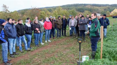 Bild: Dobmeier
Die Schüler besichtigen die Zwischenfrucht-Demoanlage des Lehr-, Versuchs- und Fachzentrums Almesbach.