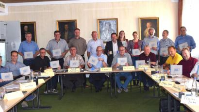 Bild: bö
„Deine Zukunft 2030 Amberg-Sulzbach“: Manfred Lehner (stehend Dritter von rechts), Leiter der Volkshochschule, und Agenda-Beauftragter Harald Herrle (stehend, Sechster von rechts) hatten zum Bürgermeisterseminar die druckfrische Landkreisagenda mitgebracht.