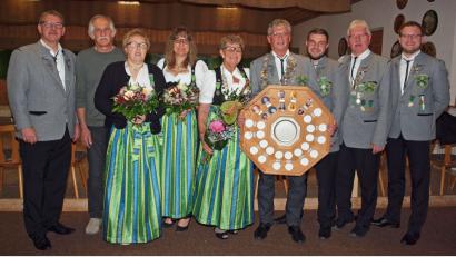 Bild: sön
Schützenmeister Thomas Graf (rechts), dessen Stellvertreter Thorsten Malotta und Marktgemeinderat Engelbert Müllner (von links) gratulierten den neuen Würdenträgern Schützenliesl Erika Buchholz und Schützenkönig Reinhard Orywol (Fünfte und Sechster von links), den Zofen Heidi Malotta und Erika Buchholz sowie den Rittern Daniel Malotta und Klaus Jaintzyk (ab Dritter von links).