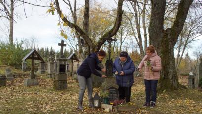 Bild: mmj
Die Frauen gedenken auf dem Friedhof der ehemaligen Ortschaft in Plöß ihrer Angehöriger.